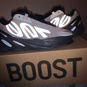 Yeezy Metallic 700 Mnvm